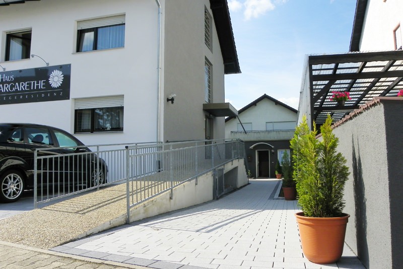 Haus Margarethe in Reilingen mit dem Schild der Pflegeresidenz und barrierefreiem Zugang